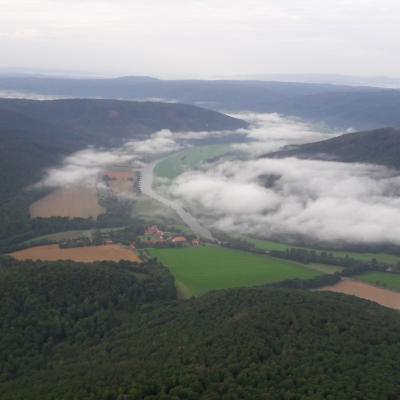 von Gottsbüren aus über das Wesertal mit Nebelschwaden bis nach Eberhausen