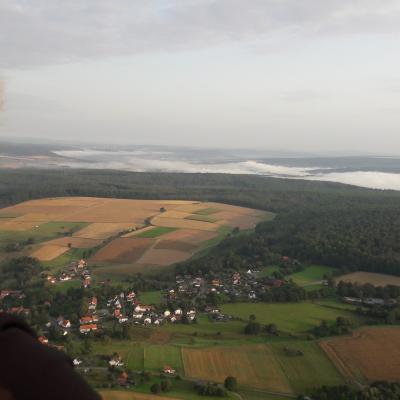 von Gottsbüren aus über das Wesertal mit Nebelschwaden bis nach Eberhausen
